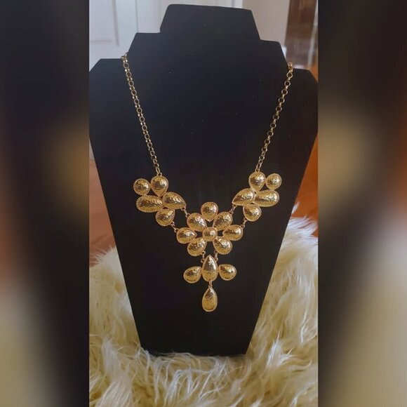 💃Gold tone Flower Pattern Statement Necklace.🌴 - Picture 1 of 8